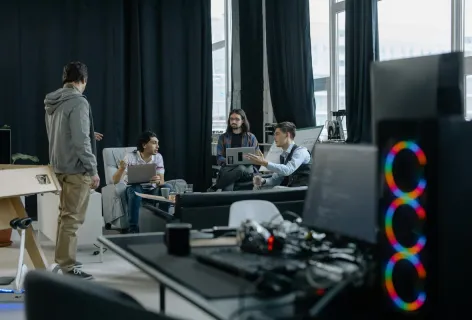 Équipe tech concentrée bureau